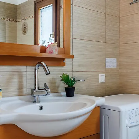 Christina Near Stafylos Szkópelosz