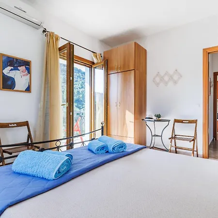 Christina Near Stafylos Nyaraló *