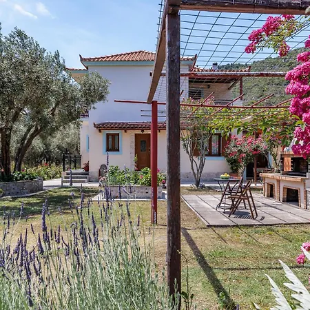 Christina Near Stafylos Nyaraló *