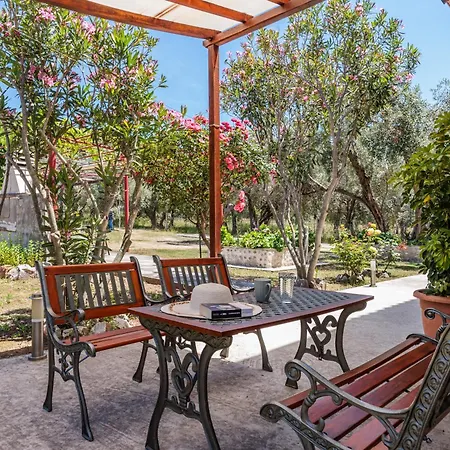 Nyaraló Christina Near Stafylos *